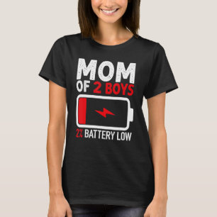 Mama von 2 Jungen mit niedrigem Akku von Son Mothe T-Shirt