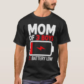 Mama von 3 Jungen mit niedrigem Akku von den Sohn  T-Shirt (Vorderseite)