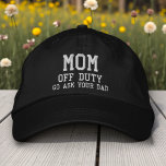 Mama von Duty Simple Modern Typografy Custom Bestickte Baseballkappe<br><div class="desc">Mama Off Duty Simple Modern Typografy Custom Sticktier Baseball Cap bietet die einfache moderne bestickte Text "Mama,  frei,  Go frag your dad". Perfekt als Geschenk für Mutter zum Muttertag,  Weihnachten,  Geburtstag und mehr. Erstellt von Evco Studio www.zazzle.com/store/evcostudio</div>