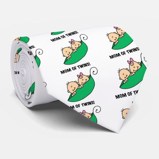 Mama von Twins-Erbsen in einem Pod-Hemd und Gesche Krawatte (Gerollt)