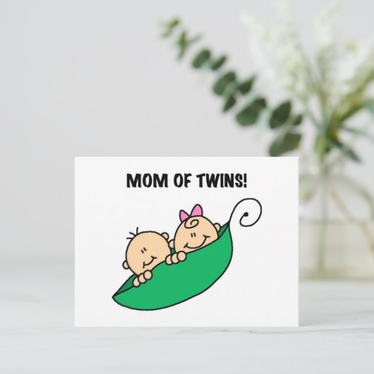 Mama von Twins-Erbsen in einem Pod-Hemd und Gesche Postkarte (Stehend Vorderseite)