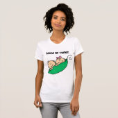 Mama von Twins-Erbsen in einem Pod-Hemd und Gesche T-Shirt (Vorne ganz)