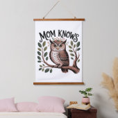 Mama weiß Bescheid Wandteppich Mit Holzrahmen (Schlafzimmer)