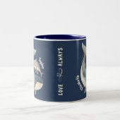 Mama Whale & Calf mit Name Navy Blue Mother's Day Zweifarbige Tasse (Mittel)