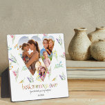 Mama Wildblume Typografie Art 4 Foto Fotoplatte<br><div class="desc">Erstellen Sie Ihre eigene Foto-Plakette für die beste Mutter aller Zeiten mit 4 herzenförmigen Fotos, hübschen Wildblumen, Ihrem personalisierten Text und einzigartiger Typografie-Kunst. Die Fotovorlage steht Ihnen zur Verfügung, Ihre eigenen Bilder hinzuzufügen, die in Herzformen dargestellt sind und von hübschen Bouquets von wilden Aquarell-Blume umgeben sind. Best Mama Ever wird...</div>