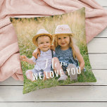 Mama Wir Liebe Sie Personalisiert Mütter Foto Kissen<br><div class="desc">Das Kopfkissen des Fotos ist mit zwei beliebten Fotos der Familie (vorne und hinten) ausgestattet,  mit einer besonderen "Mama,  wir Liebe Sie"-Botschaft in elegantem Weiß,  die mit Ihrer bevorzugten Formulierung personalisiert werden kann. Ein wunderschönes Geschenk für die Mama in diesem Muttertag!</div>