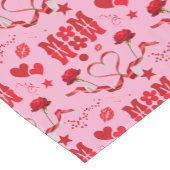 MAMA/WOW: Eine Liebe in Rot auf Rosa | Kurzer Tischläufer (Ecke)
