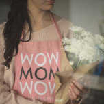 Mama Wow | Modern Pink Super Niedlich Mother's Schürze<br><div class="desc">Einfaches, stilvolles "WOW MAMA WOW"-Custom-Design in moderner Typografie ist schwarz, grau und rosa in einem trendigen mimalistischen Stil, der leicht mit dem Namen oder der Botschaft Ihrer Mama personalisiert werden kann. Das perfekte Geschenk für den Muttertag, den Geburtstag Ihrer Mama oder einfach nur, weil! Lass deiner Mama, dass sie wirklich...</div>