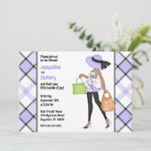 Mama-zu-be (dunkle Haut) Lila Karierte Babydusche Einladung (Stehend Vorderseite)