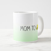 Mama zu sein, Niedliche Hummeln grün/gelb Jumbo-Tasse (Vorderseite Rechts)