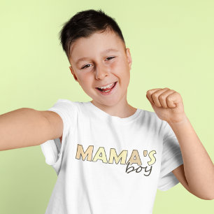 Mamas Junge passt auf den T - Shirt des Jungen