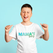 Mamas Junge passt auf den T - Shirt des Jungen in