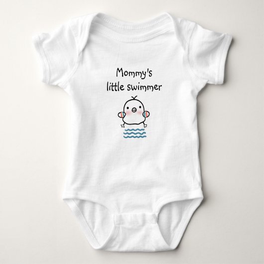 Mama's kleiner Schwimmer - Gewohnt Baby Strampler (Vorderseite)