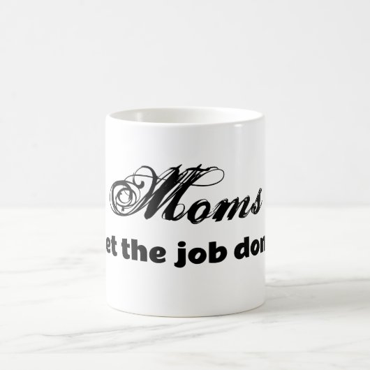 Mamas machen die Arbeit erledigt Spaß Zitat Tasse (Mittel)