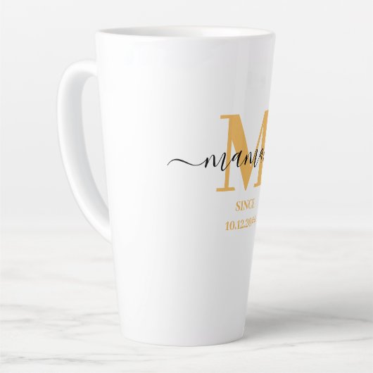Mamaw Elegant Script Monogram Sunny Yellow Milchtasse (Linke Ecke)