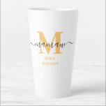 Mamaw Elegant Script Monogram Sunny Yellow  Milchtasse<br><div class="desc">Letzte Tasse für ein neues oder langjähriges Memo! die Sie mit dem Datum, an dem sie eine Großmutter wurden, personalisieren können. Dieses trendige minimalistische Design hat eine sonnige Farbpalette aus goldgelb, schwarz und weiß. Es hat ein Mamaw Monogramm, mit dem Anfangsbuchstaben M und dem Namen mamaw, geschrieben in moderner Typografie...</div>
