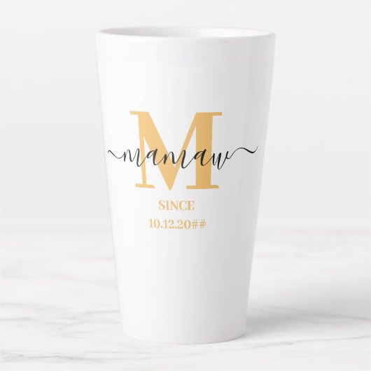 Mamaw Elegant Script Monogram Sunny Yellow Milchtasse (Vorderseite)