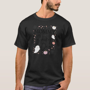 Mami von Frauen, die das geile Mädchen zum ersten T-Shirt