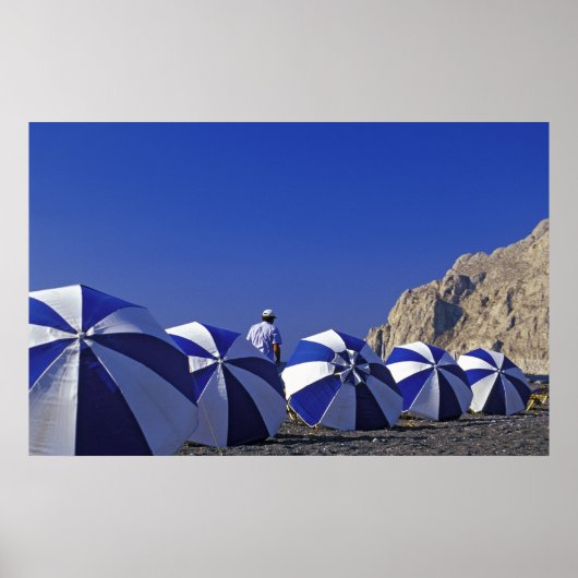 Man and Beach Umbrellas, Santorini (Griechenland) Poster (Vorne)