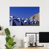 Man and Beach Umbrellas, Santorini (Griechenland) Poster (Heimbüro)