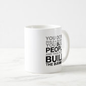 Man baut kein Unternehmen Kaffeetasse (VorderseiteRechts)