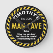 Man Cave Sign mit Vorsicht Tape Effect & Rules Runde Wanduhr (Vorderseite)
