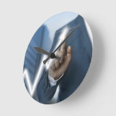 Man draws stock price touchscreen concept runde wanduhr (Winkel)