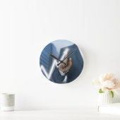 Man draws stock price touchscreen concept runde wanduhr (Zuhause)