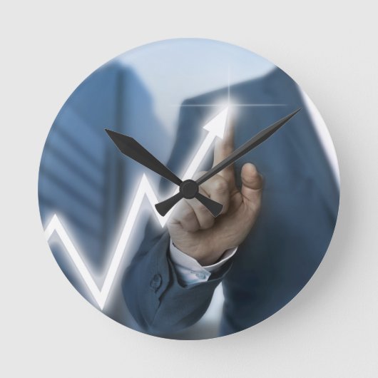 Man draws stock price touchscreen concept runde wanduhr (Vorderseite)
