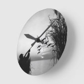 Man Duck Hunting Runde Wanduhr (Winkel)