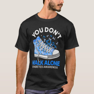 Man geht nicht allein mit blauen Schuhen, mit Diab T-Shirt