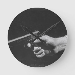 Man Holding Gun Runde Wanduhr