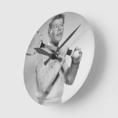 Man Holding Tennis Racket Runde Wanduhr (Winkel)