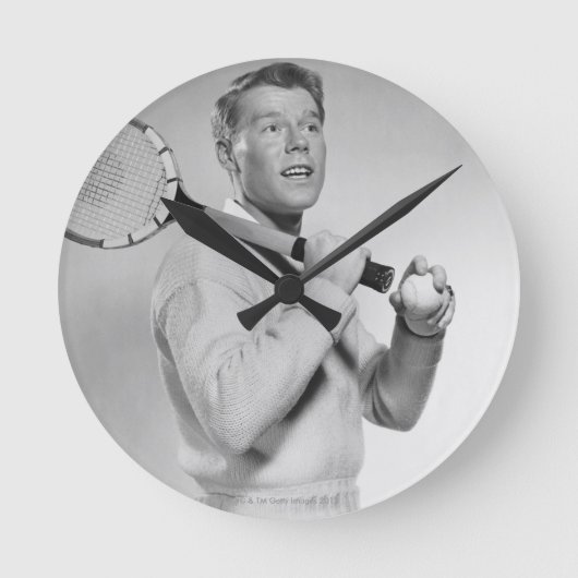 Man Holding Tennis Racket Runde Wanduhr (Vorderseite)