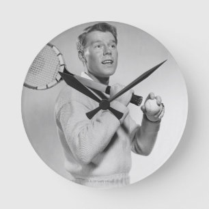 Man Holding Tennis Racket Runde Wanduhr