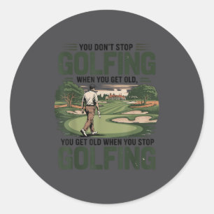 Man hört nicht auf Golf zu spielen, wenn man alt w Runder Aufkleber