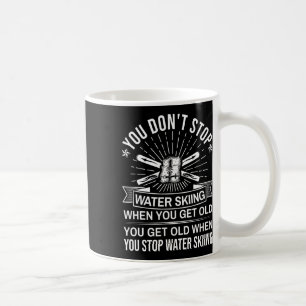 Man hört nicht auf, Wasserski zu fahren, wenn man Kaffeetasse