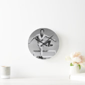 Man Hurdling Runde Wanduhr (Zuhause)