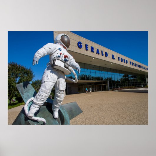 Man In Space Sculpture Poster (Vorne)