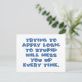 Man kann logisches Denken nicht von Idioten erwart Postkarte (Stehend Vorderseite)