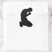 MAN KNELT IN PRAYER RUNDER AUFKLEBER (Tasche)