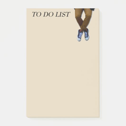 Man Legs sitzt auf Tan Notes Post-it Klebezettel (Vorderseite)
