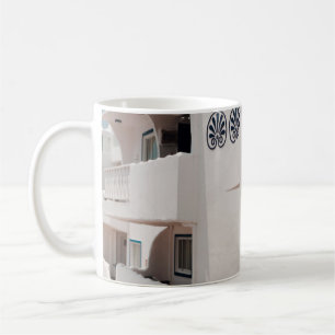 Man lehnt sich an Betonhaus Kaffeetasse