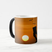 Man liest Buch Entspannung allein Natur Sonnenunte Verwandlungstasse (Vorderseite Links)