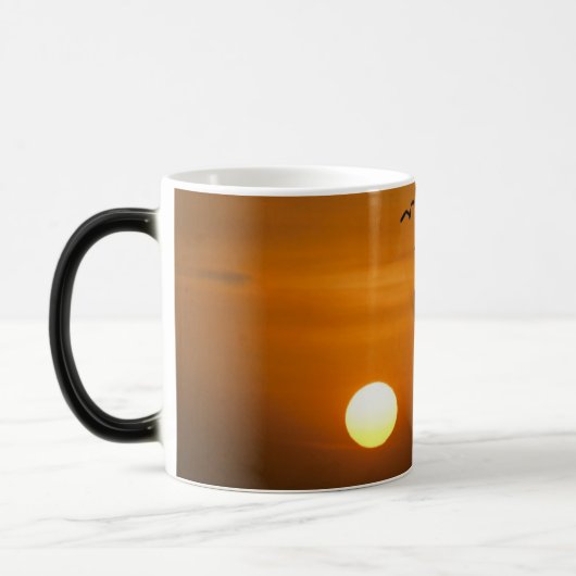 Man liest Buch Entspannung allein Natur Sonnenunte Verwandlungstasse (Links)