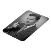 Man Lighting Cigarette Magnet (Linke Seite)
