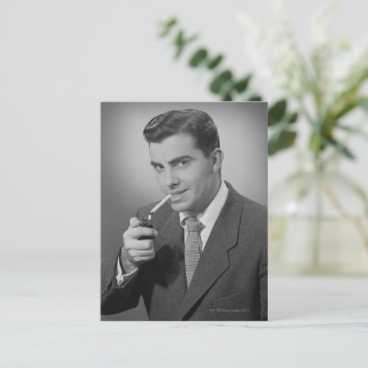 Man Lighting Cigarette Postkarte (Stehend Vorderseite)