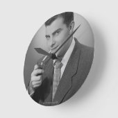 Man Lighting Cigarette Runde Wanduhr (Winkel)