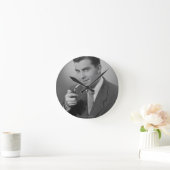 Man Lighting Cigarette Runde Wanduhr (Zuhause)