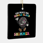 Man macht die ganze Klasse zu einem Groovy Retro Keramikornament (Rechts)